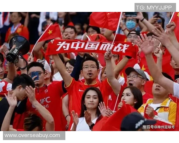 穿着鲜艳红色球衣的足球明星是谁 引发球迷热议